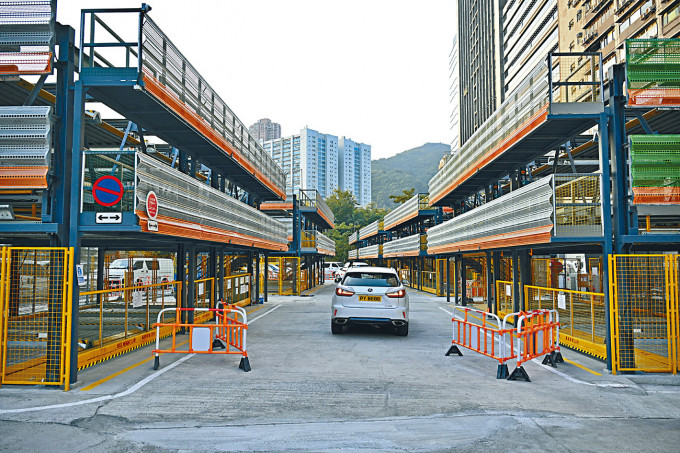 全港首个自动泊车场今启用，两、三分钟可泊车或取车。　