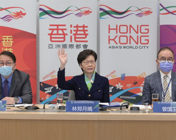 林郑月娥在会上举手支持审议事项。