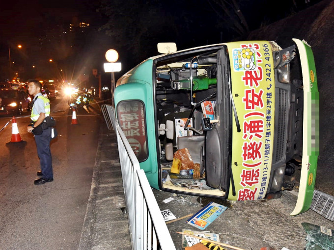 小巴横卧路上。