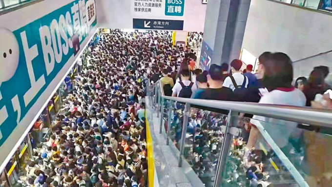 深圳「解封」首天，地铁站昨晨挤满赶上班的乘客。