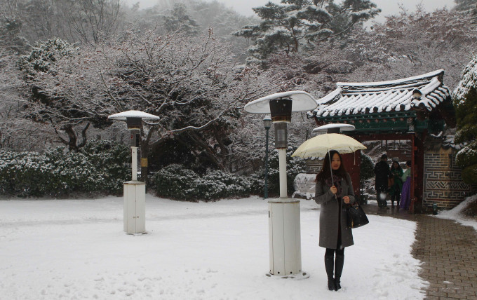 南韩方面，首尔气温亦急剧下降至摄氏0度，迎来今年首个结冰天气。网图