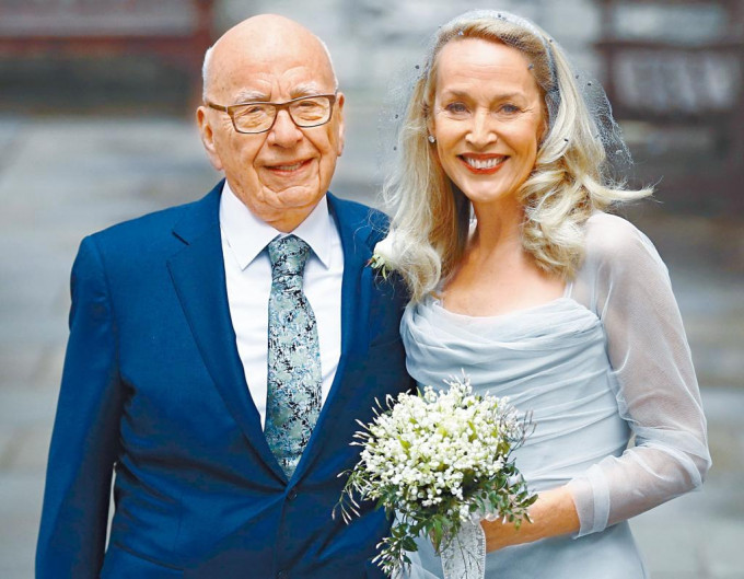 梅铎与前超模霍尔，二○一六年在伦敦圣布赖特教堂举行婚礼。