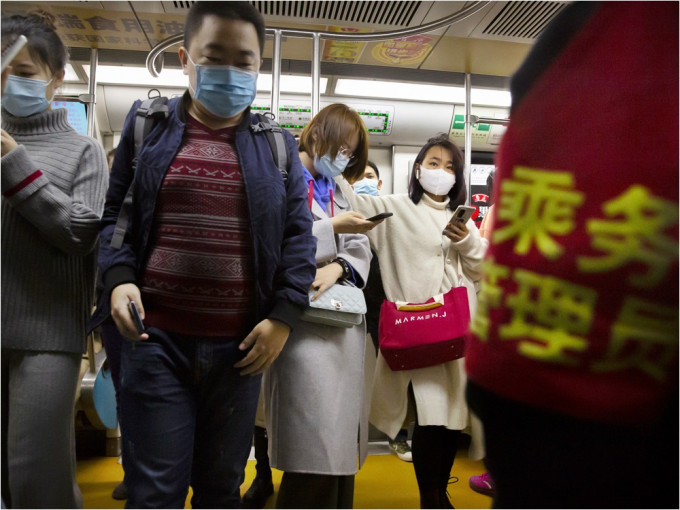 上海今日实施「戴罩令」，市民在公众场所须佩戴口罩，违者须负刑责。AP资料图片