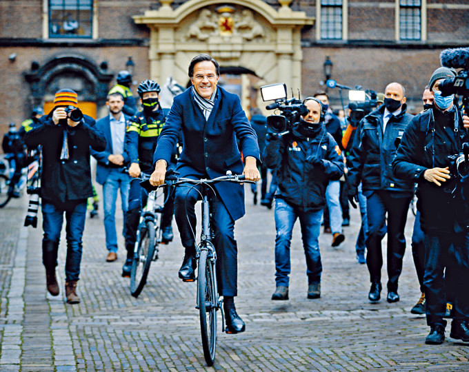 ■荷蘭首相呂特上周五在海牙出席完記者會踏單車離去。