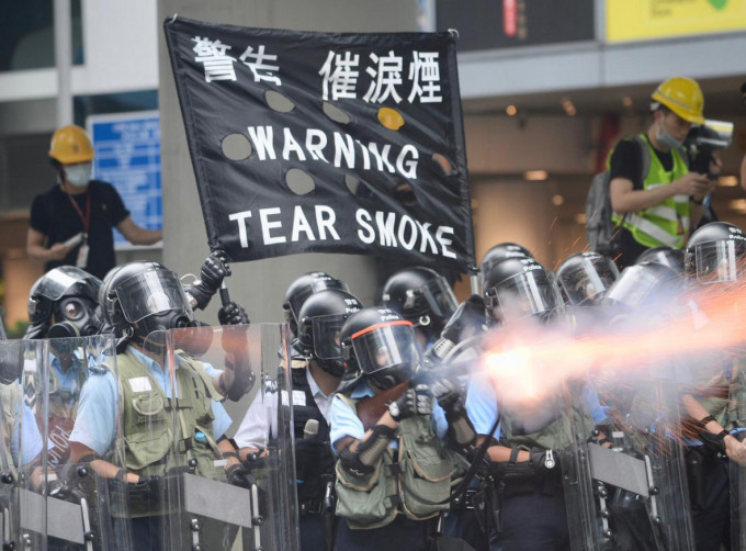 報告指，香港警方處理抗議活動時，經常使用催淚彈。資料圖片