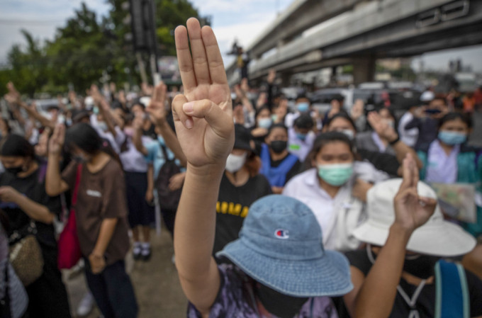 泰國政府禁制媒體報道示威，又關閉一個由學生抗議團體「自由青年」建立的專頁兼限制他們使用Telegram。AP圖片