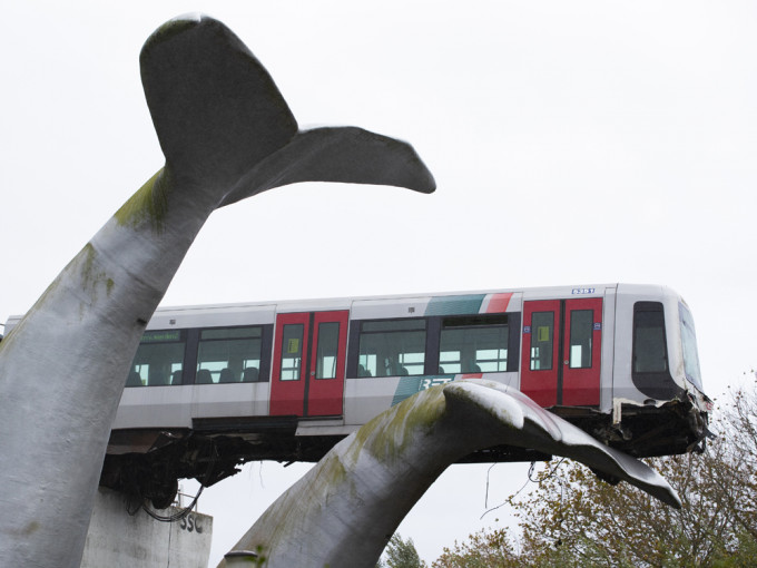 荷蘭高架列車衝出軌道，剛好被鯨魚尾巴雕塑「救下」。AP圖片