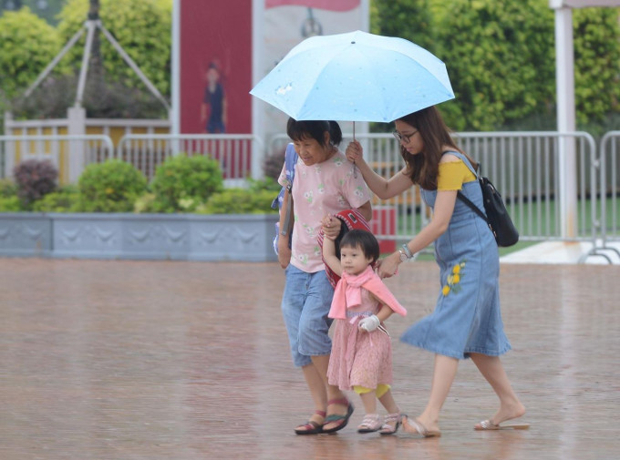 黃色暴雨警告信號生效。資料圖片