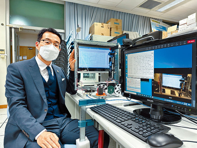 韓東昆牽頭研發「翻轉在綫實驗室」，通過遙距控制機械臂，讓理科生在家完成校內實驗。