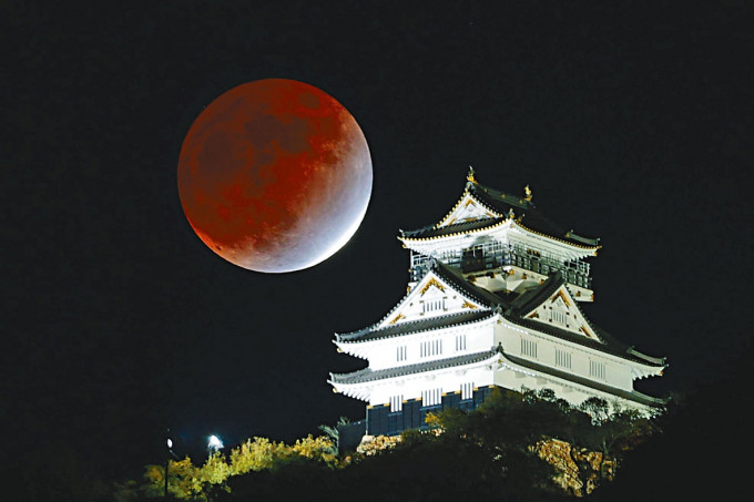 ■日本岐阜城上空昨晚的月偏食景象。