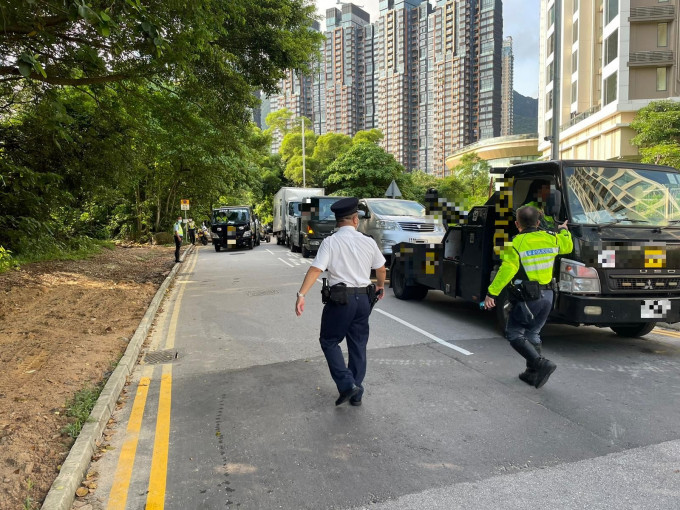 警方在区内打击违例泊车。 警方提供