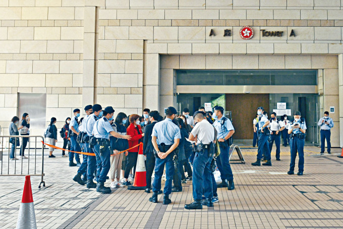 西九龍裁判法院再收到針對法官可疑粉末信，大批警員到場協助疏散。