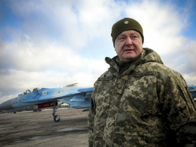 乌克兰总统波罗申科视察空军基地，为一批即将派驻接壤俄罗斯边境地区的空中突击队员激励士气。AP