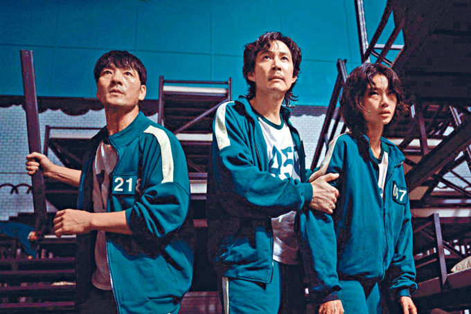 《鱿鱼游戏》李政宰（中）及郑浩妍都获选为年度演员之一。