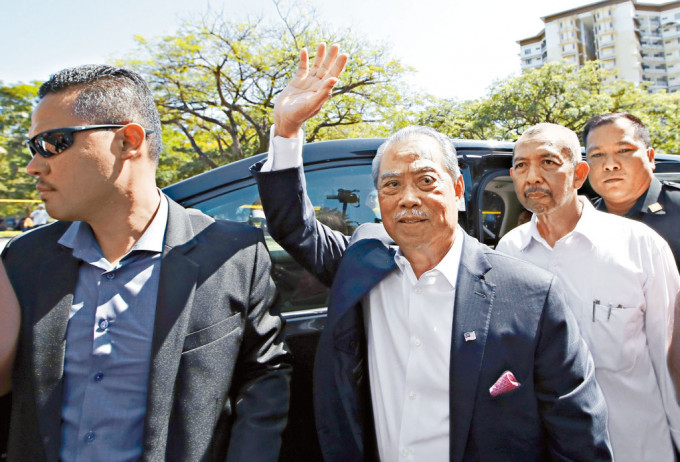 大馬前首相穆希丁（中）周四到達吉隆坡反貪污委員會總部。