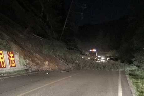 九寨沟地震引发的山泥倾泻阻断了道路。