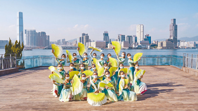 逾四百名學生以歌曲、朗誦、武術、舞蹈等演繹《少年中國說》，以慶祝國慶。