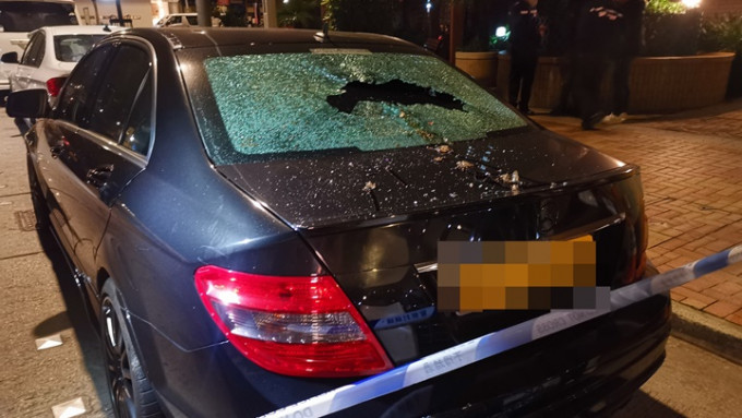 平治私家車被高空墮下物件砸爆車尾擋風玻璃。蔡楚輝攝