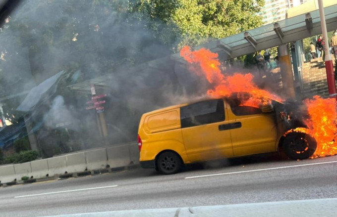 私家車於黃大仙廟對開著火。網民Bosco Chu圖片