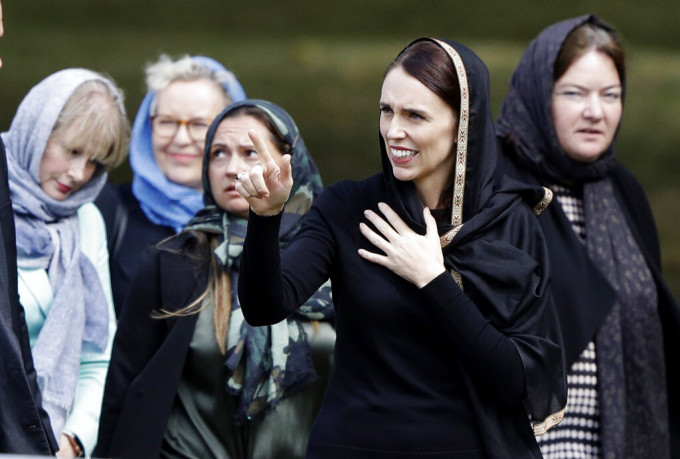 阿德恩在默哀前說：「紐西蘭人都悼念你們，我們是一體。」 AP圖片