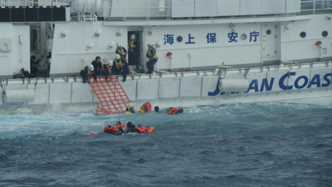 下地島潛水船翻覆，跌落海的潛水客順利獲救。 第十一管區海上保安本部
