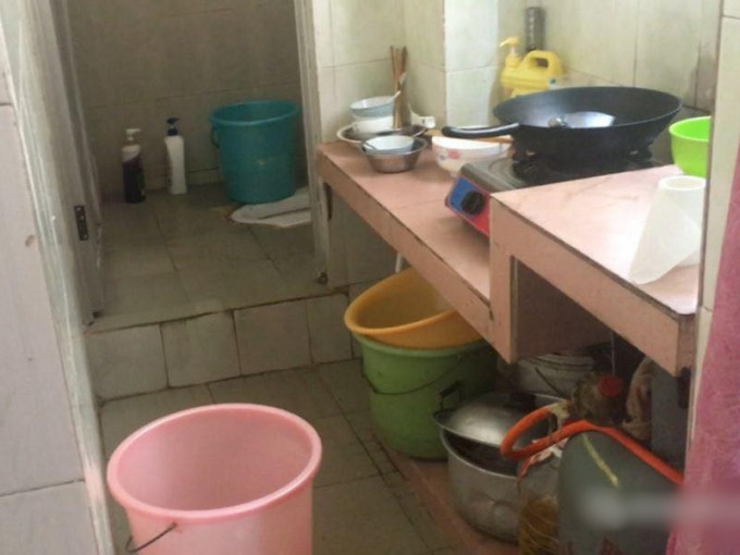 深圳一名孕婦在洗澡時觸電身亡，其丈夫懷疑當時赤腳衝進浴室救人。 網圖