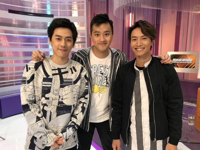 陈柏宇及师弟庄正接受电视节目访问。