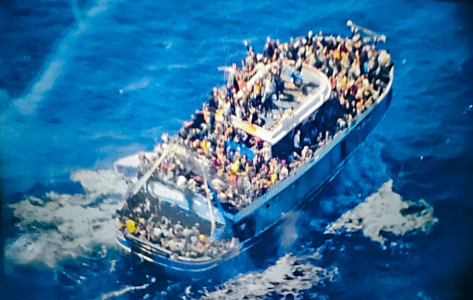 希腊直升机拍摄的照片，显示人蛇船翻沉前挤满人。
