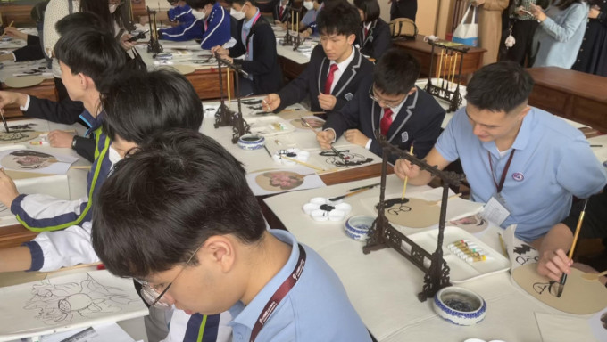 广州市执信中学和香港学生一起学习书法。教育局