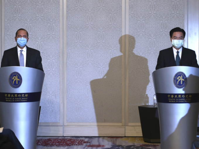 吴钊燮(右)晤阿扎尔(左)，称北京试图迫使台湾成为另一个香港。AP图片