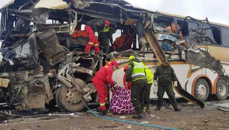 兩輛巴士今天清晨在玻利維亞高地平原的曲折道路上迎面對撞，造成22人死亡和37人受傷。AP