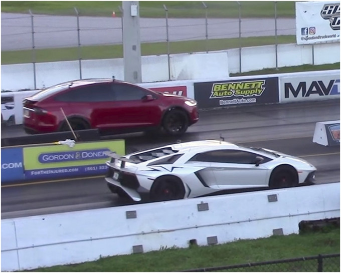 林宝坚尼的Aventador SV（右）落后0.05秒冲线。网图