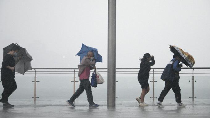 天文台︱受低壓槽影響 本港有驟雨雷暴 稍後雨勢有時較大（附九天天氣預報）