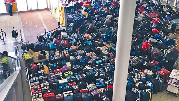 在伦敦希斯路机场第二航厦，行李大量堆积。