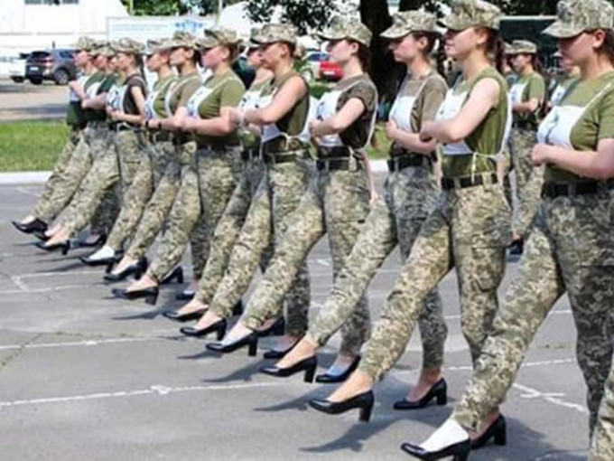 烏克蘭女兵訓練穿高跟鞋踢正步，遭外界炮轟。網圖