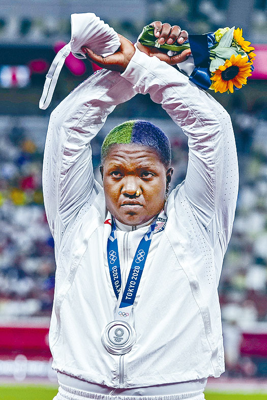 ■获得银牌的美国铅球手桑德斯，周日在东奥颁奖台展示抗议手势。