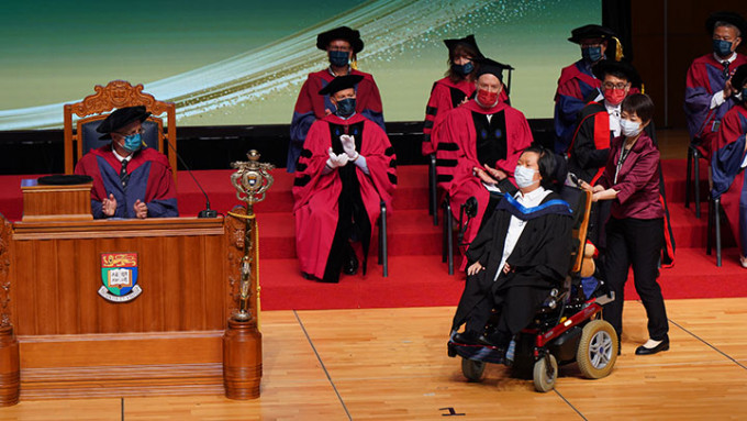 患有脊髓肌肉萎症的周佩珊同學以二級榮譽甲等於香港大學畢業。港大圖片
