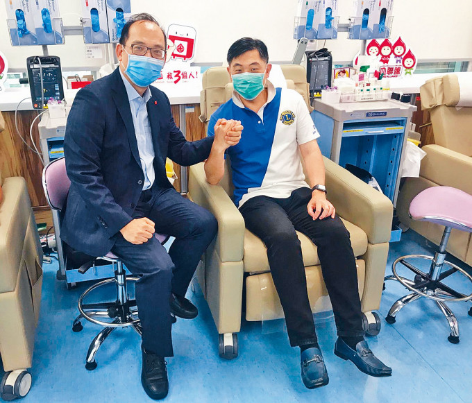 ■李卓广(左)表示，市民可致电或透过手机应用程式预约捐血。