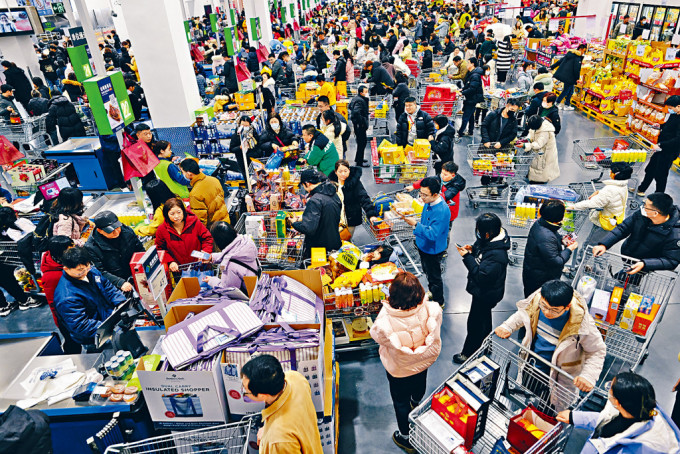 江蘇南京的山姆超市內，民眾排隊付款。