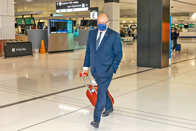 ■法國駐澳洲大使泰博昨日抵達雪梨機場，準備登機回國。