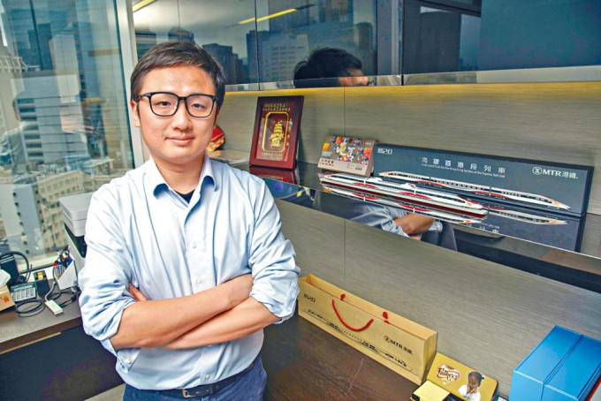 张欣宇在办公室展示高铁香港段列车模型，十分抢眼。