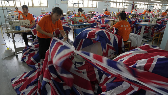 英女皇逝世后，中国工厂突获大量订单，赶制大量英国国旗。AP
