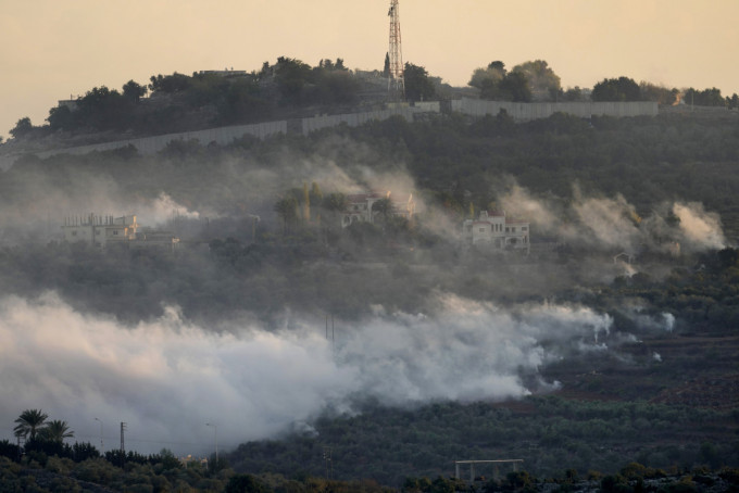 以軍空襲南黎巴嫩邊境一個村落，濃煙滾滾。美聯社
