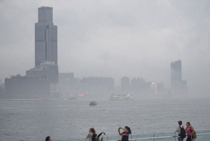 周末一股潮濕的海洋氣流來襲，本港有霧。資料圖片