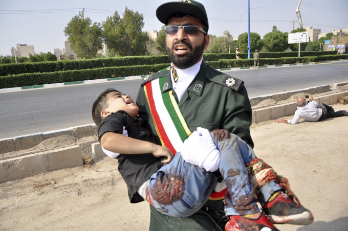 伊朗西南部阿瓦茲市閱兵儀式，遭武裝分子襲擊。AP