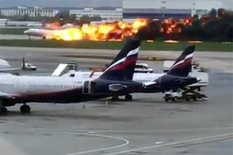 俄羅斯航空一架噴射客機起火須緊急迫降。AP
