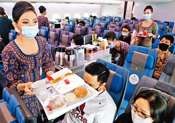 新航空姐在A380空中巴士客机上，为搭客提供食物。
