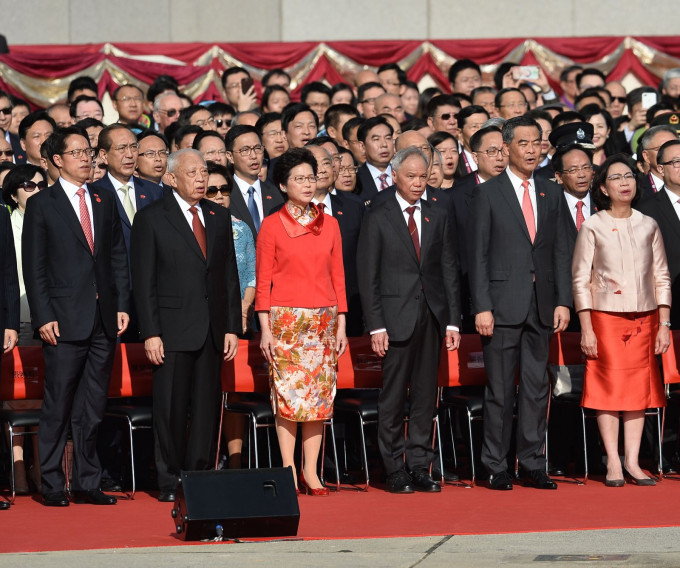 林郑月娥，以及她丈夫林兆波、全国政协副主席、前行政长官董建华及梁振英等人亦有出席仪式。