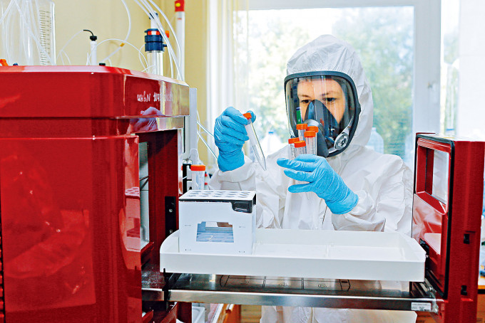 俄羅斯一名科學家上周四在加馬列亞中心，研發新冠疫苗。　