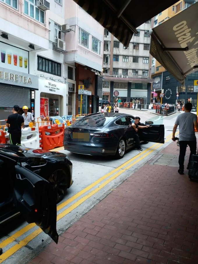 有電動車駛至中環時疑無電「跪低」，致交通嚴重擠塞。網民Nelson Chan在/ 香港突發事故報料區 fb群組